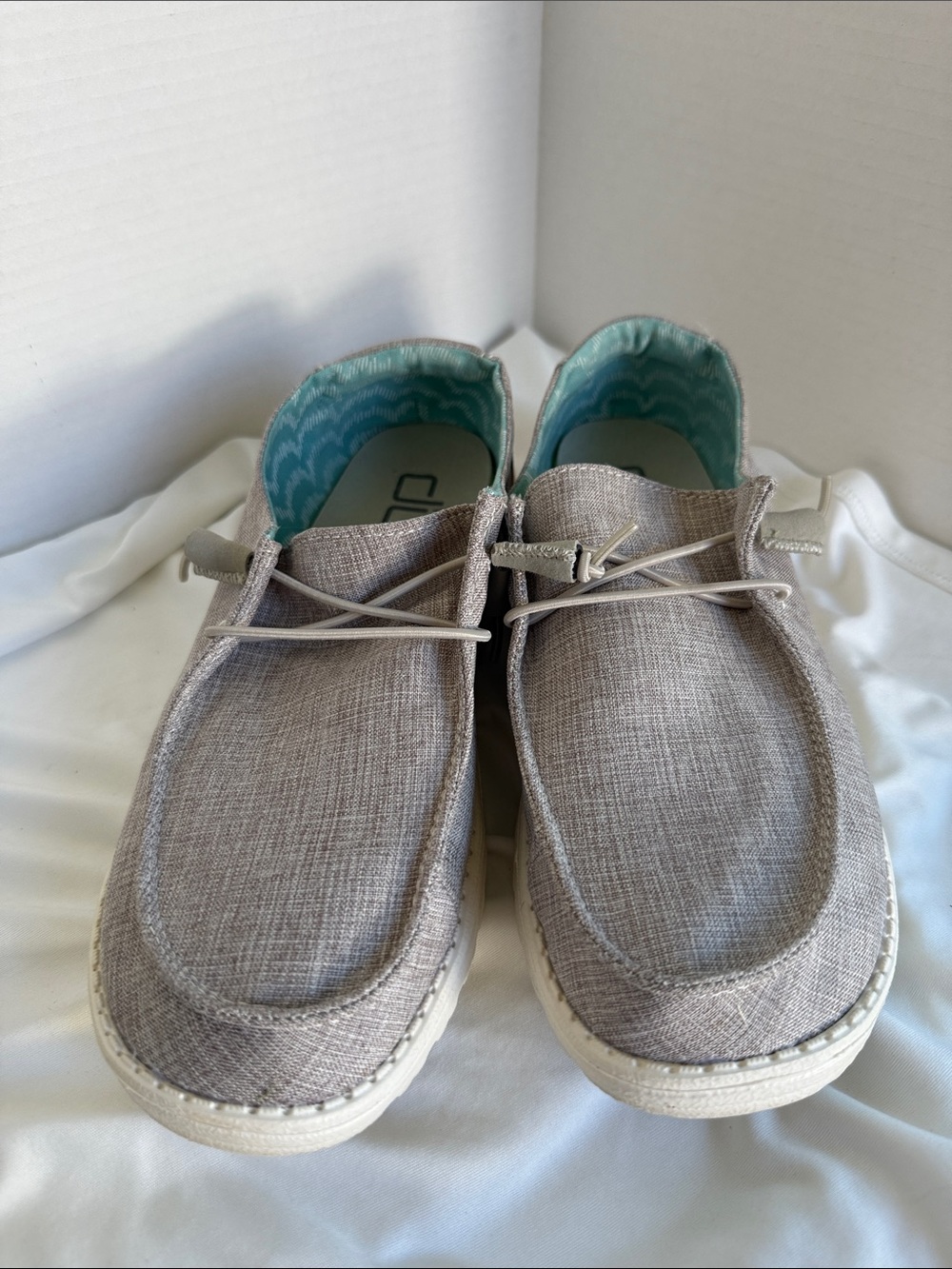 Hey Dude Size 9M Casual SlipOn Canvas Loafers in Chambray Beige with Aqua Lining